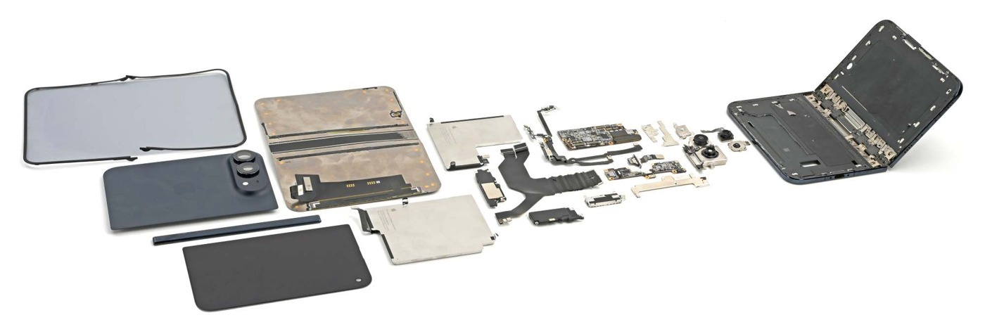 Разобранный iPhone Duo: корпус с шарниром, экраны, батареи, платы и камеры разложены на белой поверхности