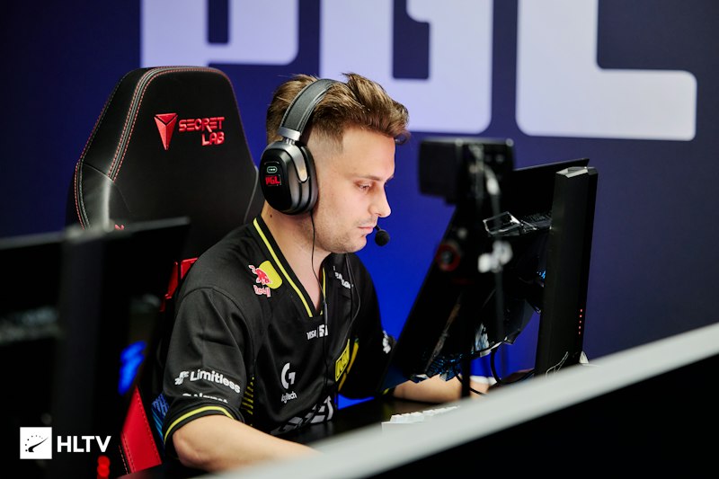 iM в чёрной форме NAVI и наушниках сидит за монитором на турнире PGL
