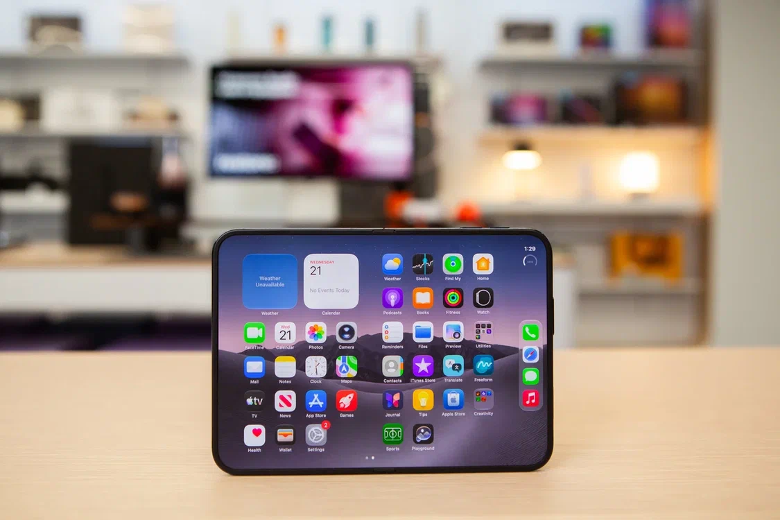 Раскрытый iPhone Duo с сеткой приложений на демонстрационном столе в магазине restore: