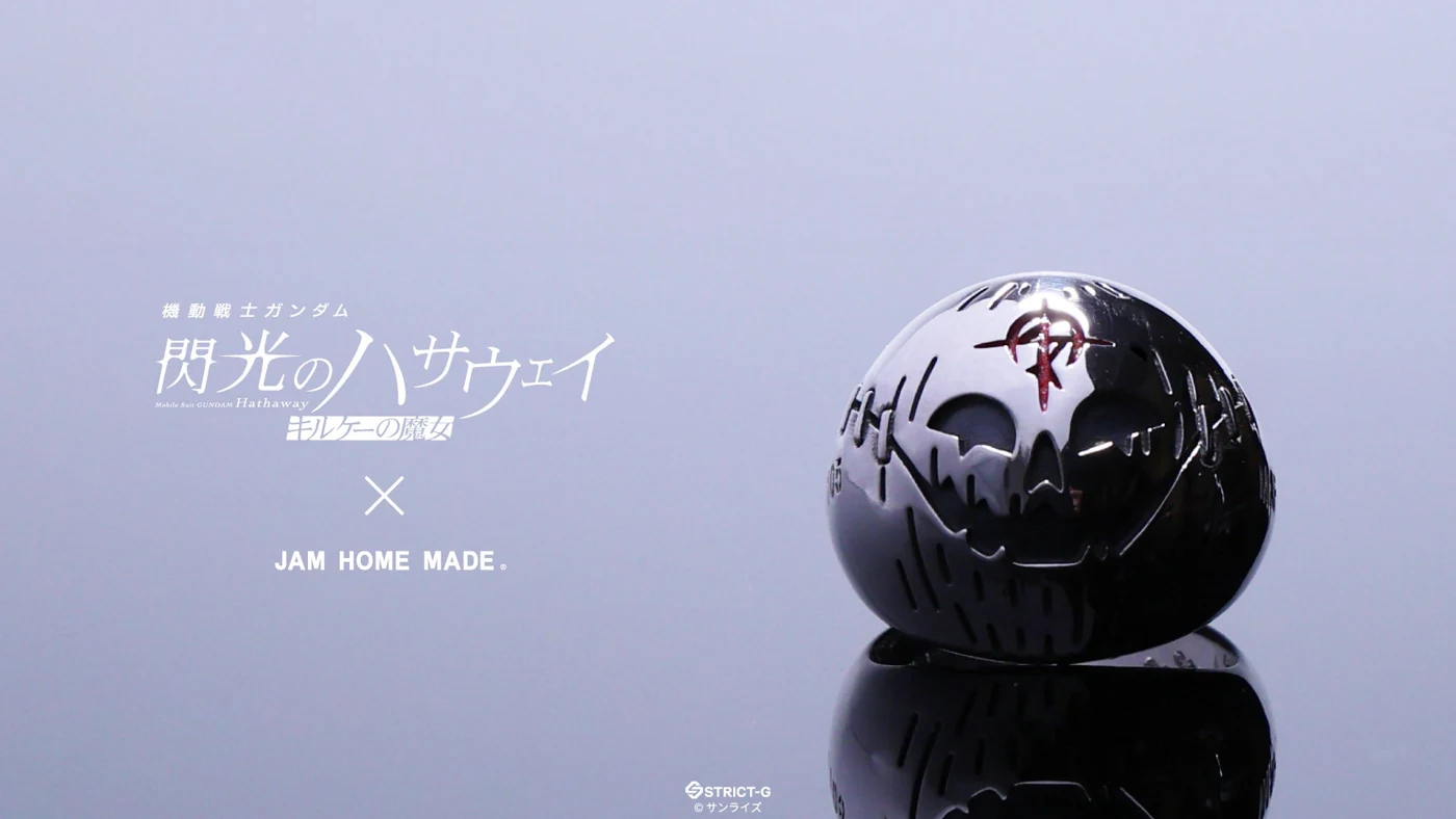 Блестящее кольцо JAM HOME MADE в форме тыквенной маски из Gundam Hathaway на отражающей поверхности