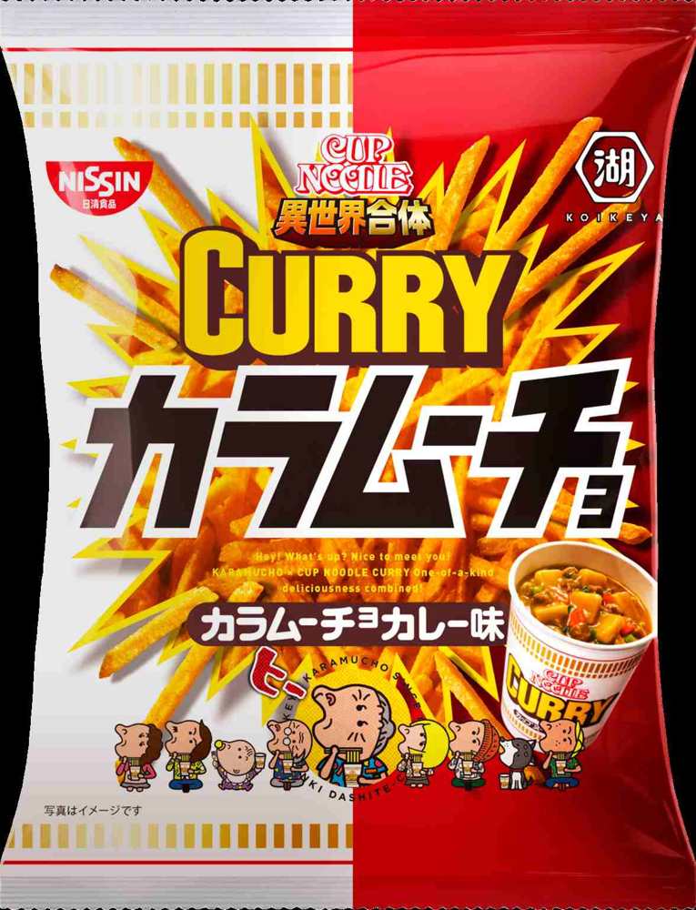 Красно-белая упаковка картофельных палочек Karamucho Cup Noodle Curry с изображением стакана лапши карри