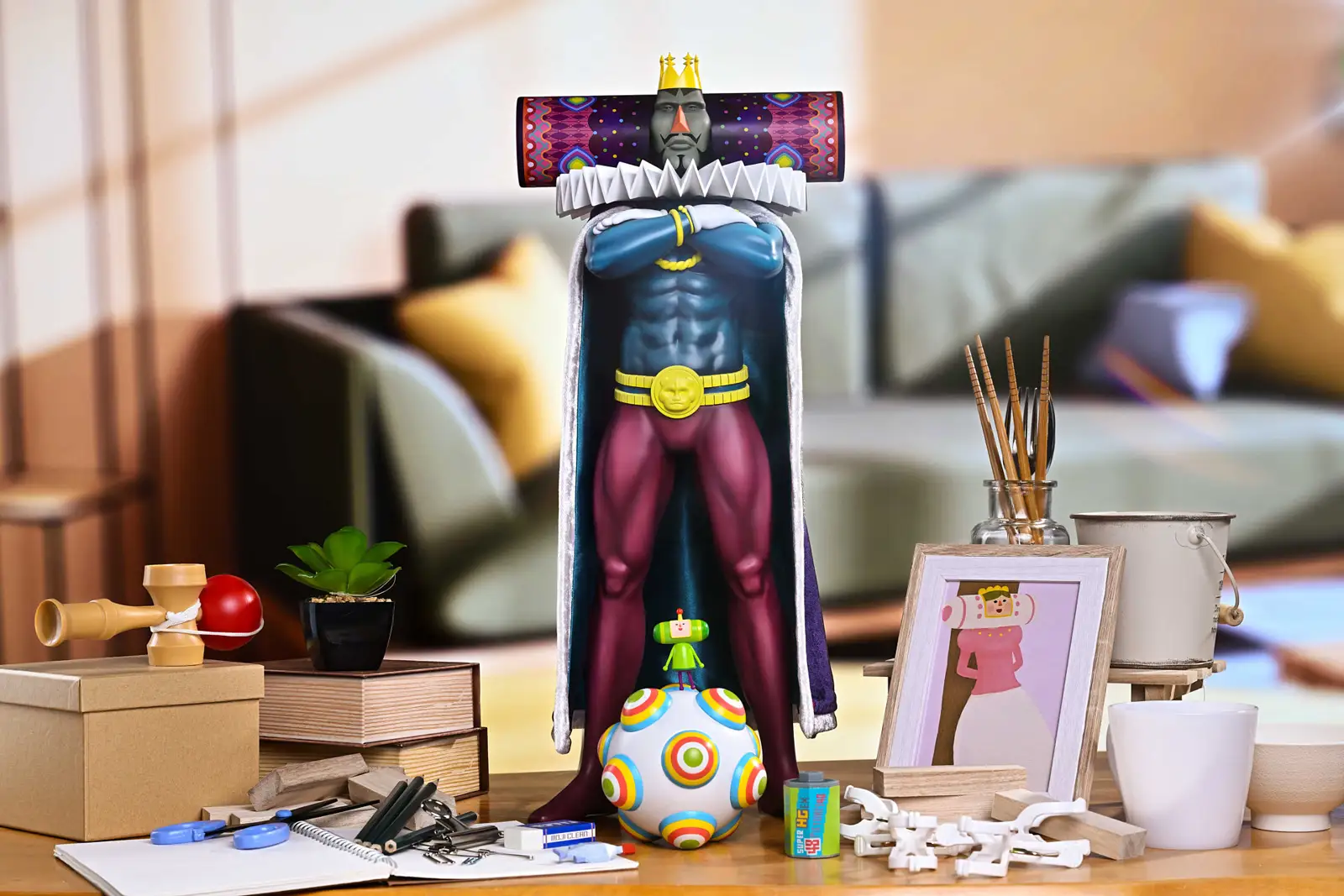 Фигурки Короля и Принца на шаре из Katamari Damacy от Prime 1 Studio на столе среди предметов для творчества