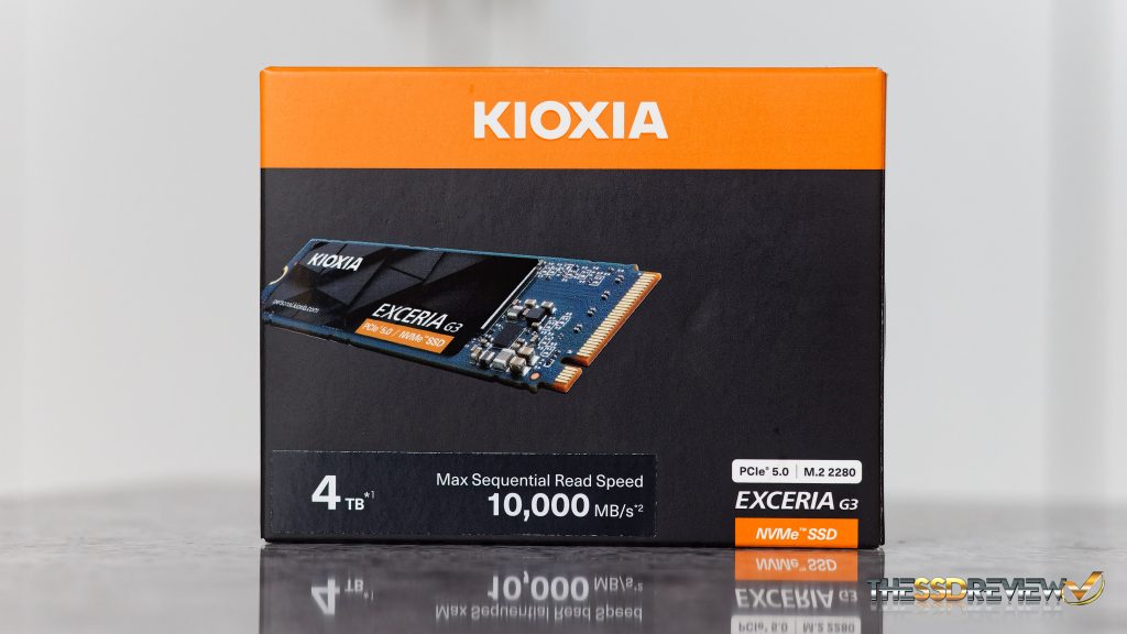 Чёрно-оранжевая коробка Kioxia Exceria G3 на 4 ТБ с изображением SSD