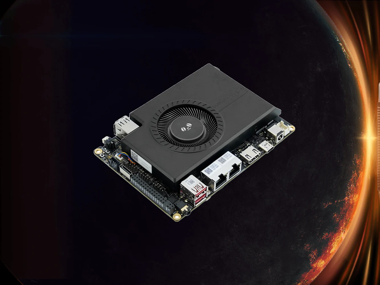 Плата LattePanda Sigma 2 с чёрным активным кулером, сетевыми портами и разъёмами USB на тёмном фоне
