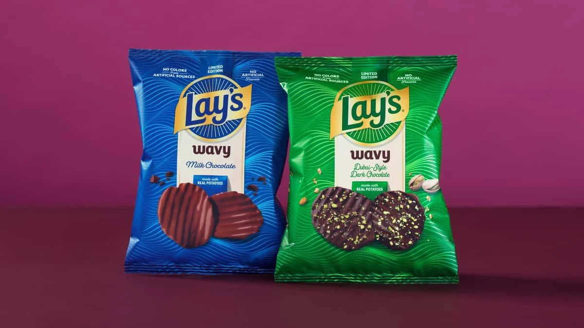 Синяя упаковка Lay’s Wavy в молочном шоколаде и зелёная упаковка версии Dubai-Style Dark Chocolate