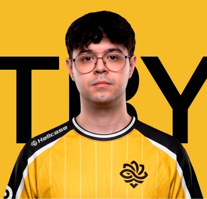 try в очках и жёлтой форме Legacy на жёлтом фоне с надписью TRY