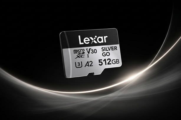 Карта памяти Lexar Professional SILVER GO microSDXC на 512 ГБ на тёмном фоне