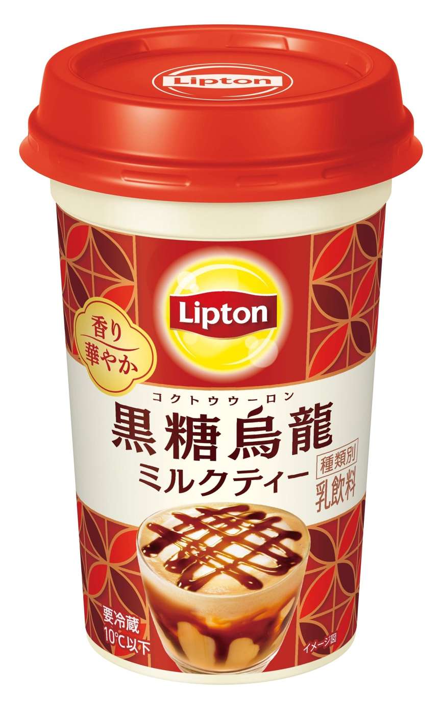 Стаканчик молочного чая Lipton с красной крышкой и изображением напитка на кремово-красной упаковке