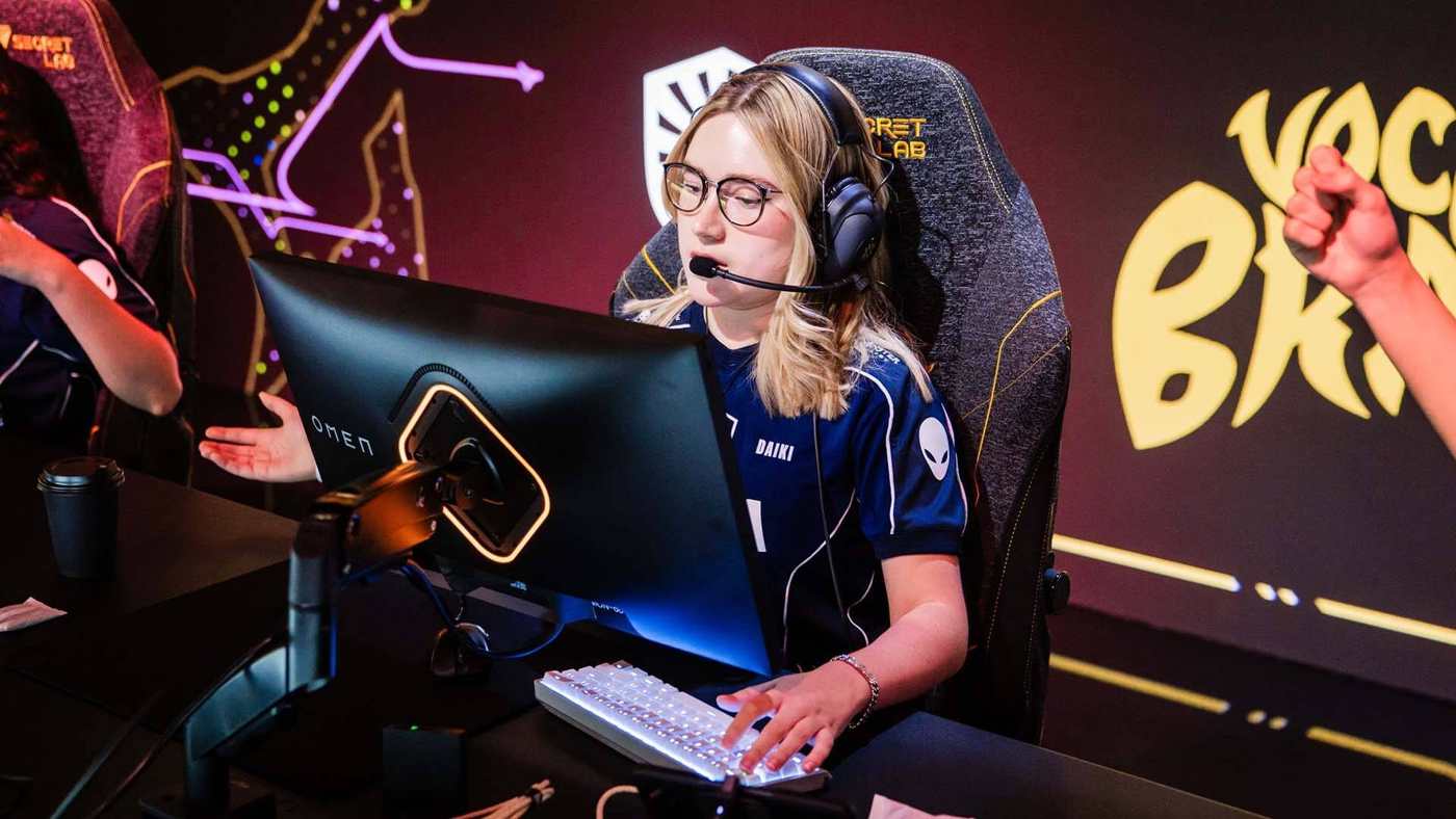 Daiki из Team Liquid в очках и гарнитуре сидит за игровым компьютером на сцене Game Changers