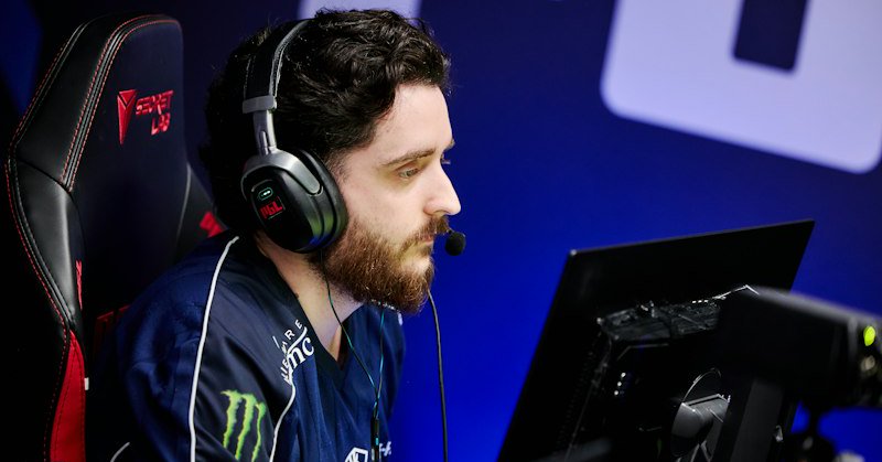 Игрок Team Liquid в гарнитуре сидит за компьютером на турнире по CS2
