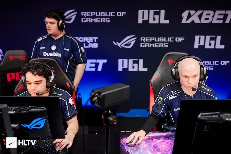 Игроки Liquid в гарнитурах за компьютерами на турнире PGL