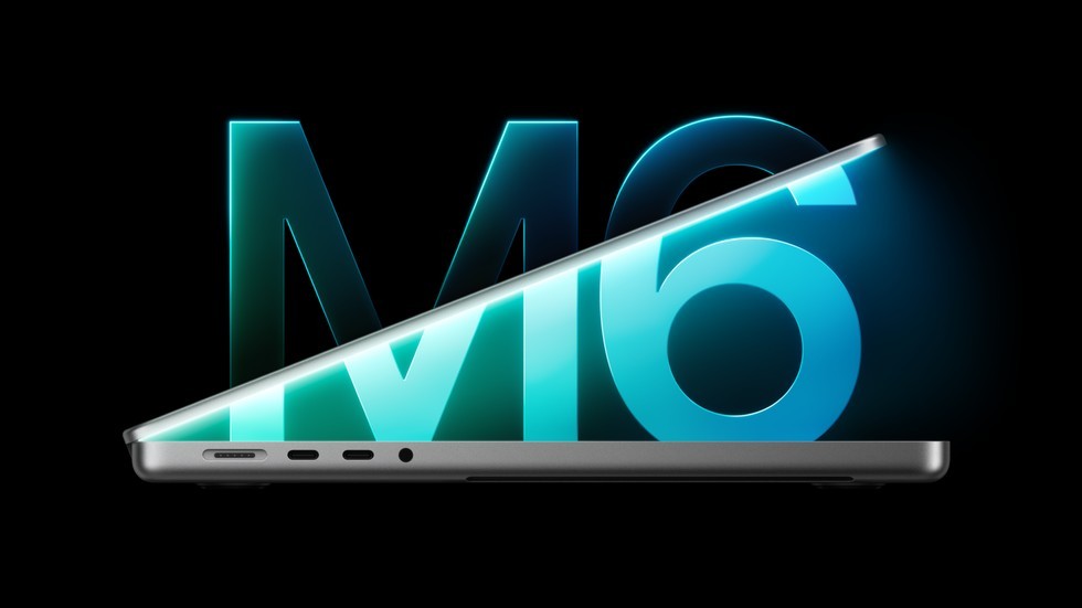 Приоткрытый MacBook Pro с M6 показан сбоку на фоне светящегося логотипа чипа