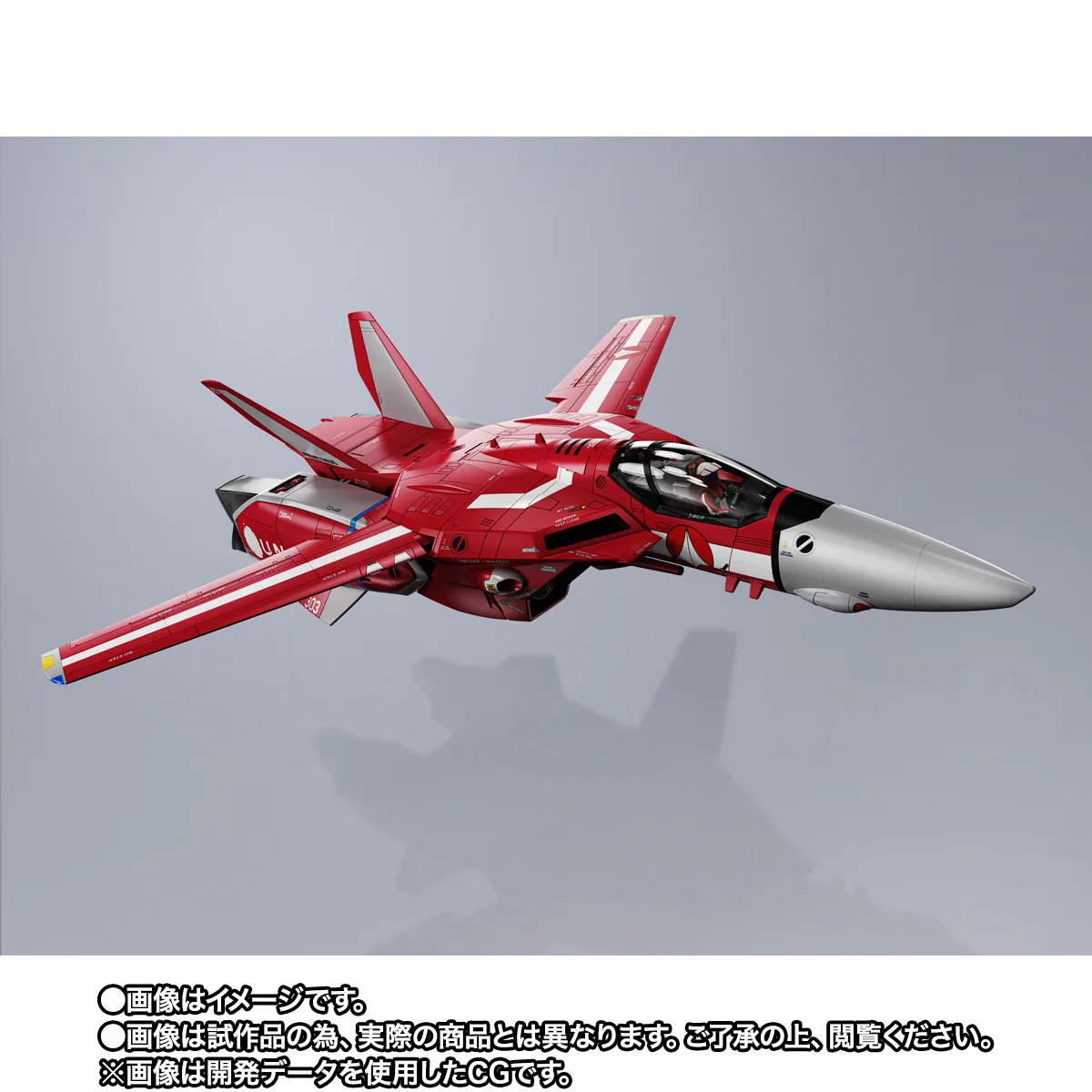 Красно-белая модель VF-1J Super Valkyrie Миллии в режиме истребителя на сером фоне