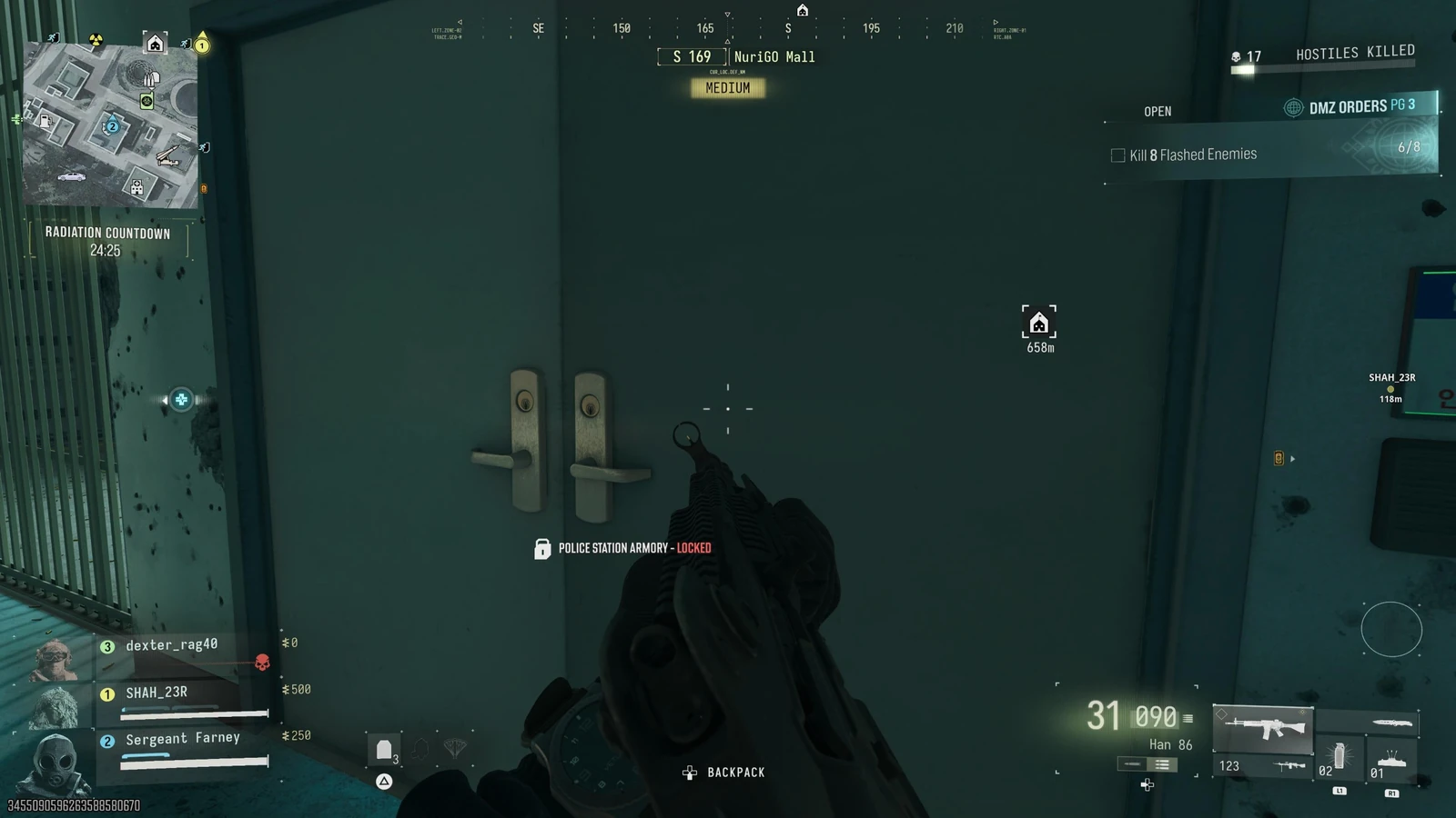 Запертая двойная дверь Police Station Armory с сообщением Locked