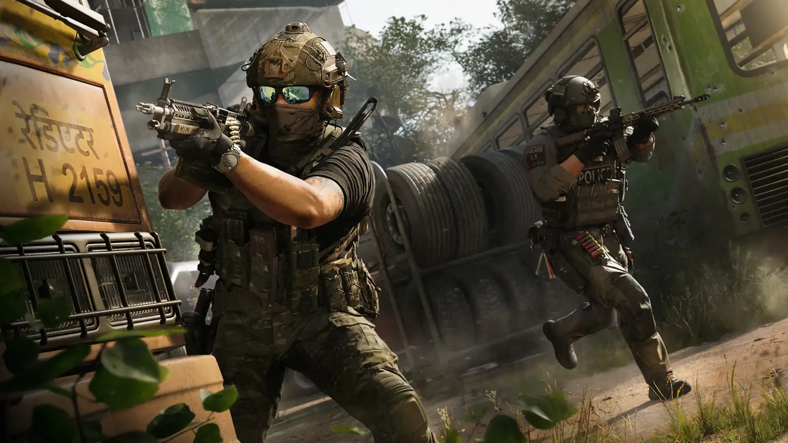 Два вооружённых бойца у автобуса в Modern Warfare 4