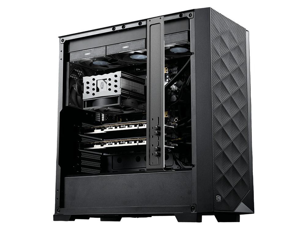 Чёрный корпус PCCooler MR100 V1 со снятой боковой панелью, сетчатым фасадом и установленными платами расширения