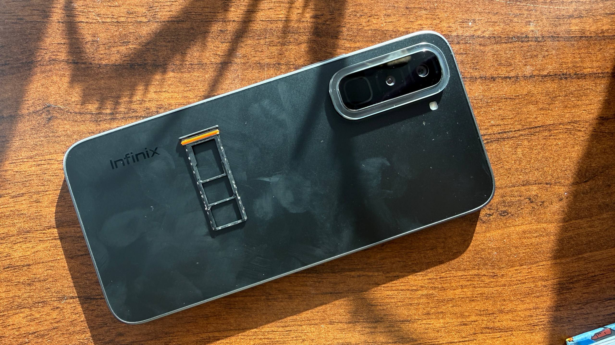 Слот сим карты в Infinix hot 70