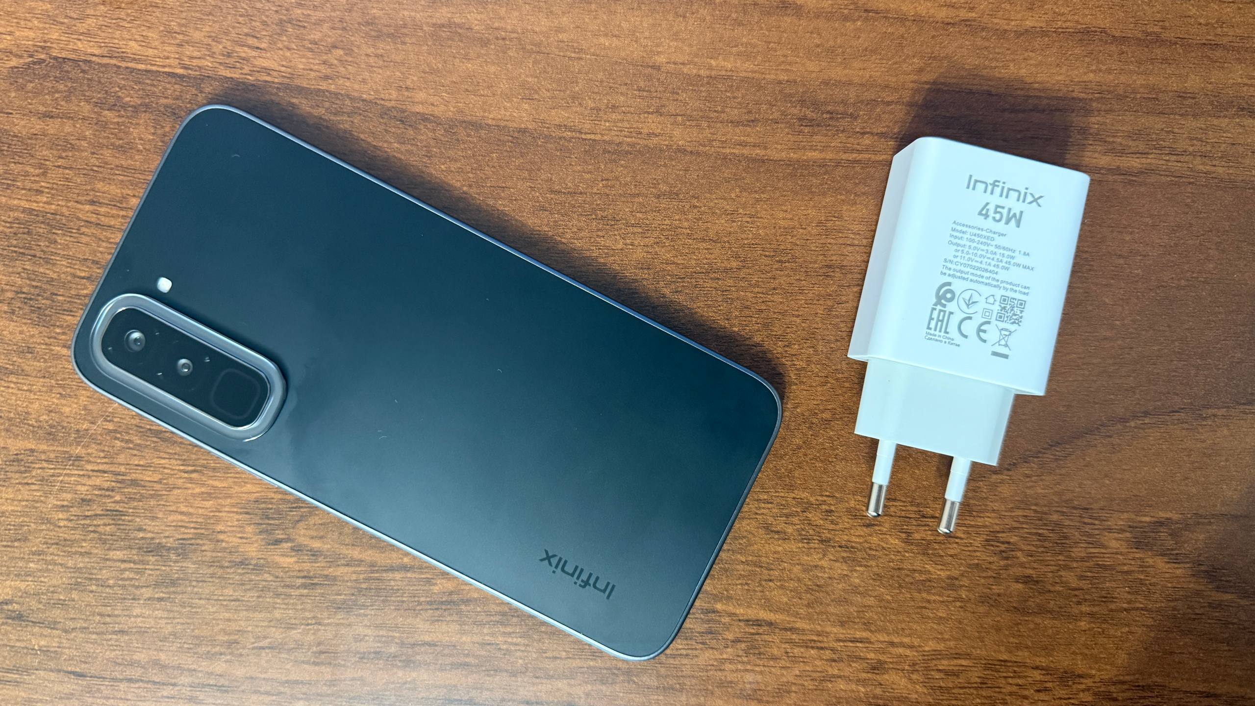 В коробке лежит адаптер на 45 Вт с разъёмом USB-A.