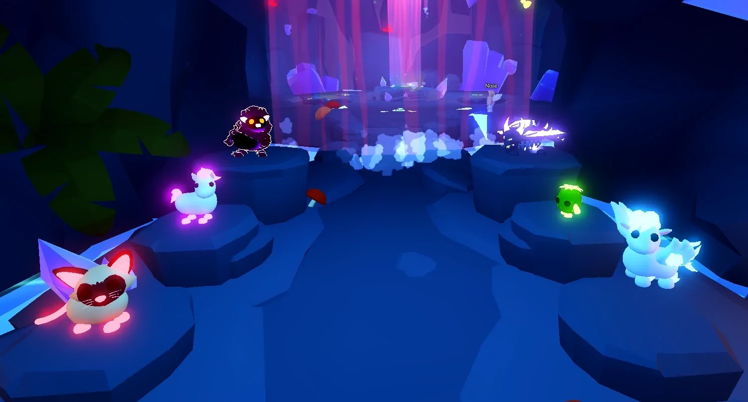 Входная часть Neon Cave с пьедесталами питомцев