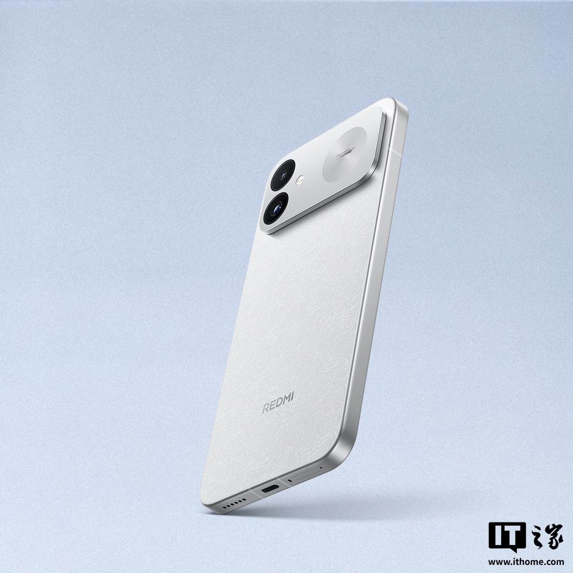 Белый REDMI K100 с фактурной задней панелью и вытянутым блоком камер на голубом фоне