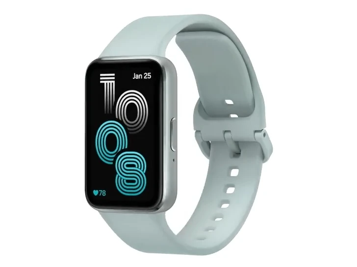 Рендер фитнес-браслета Samsung Galaxy Fit4 с серебристой рамкой и светлым мятным ремешком на белом фоне
