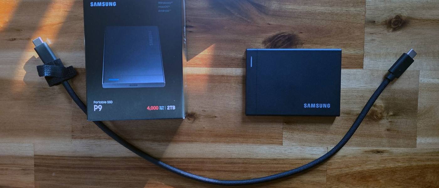 Внешний SSD Samsung P9, коробка версии на 2 ТБ и плетёный кабель USB-C на деревянной поверхности