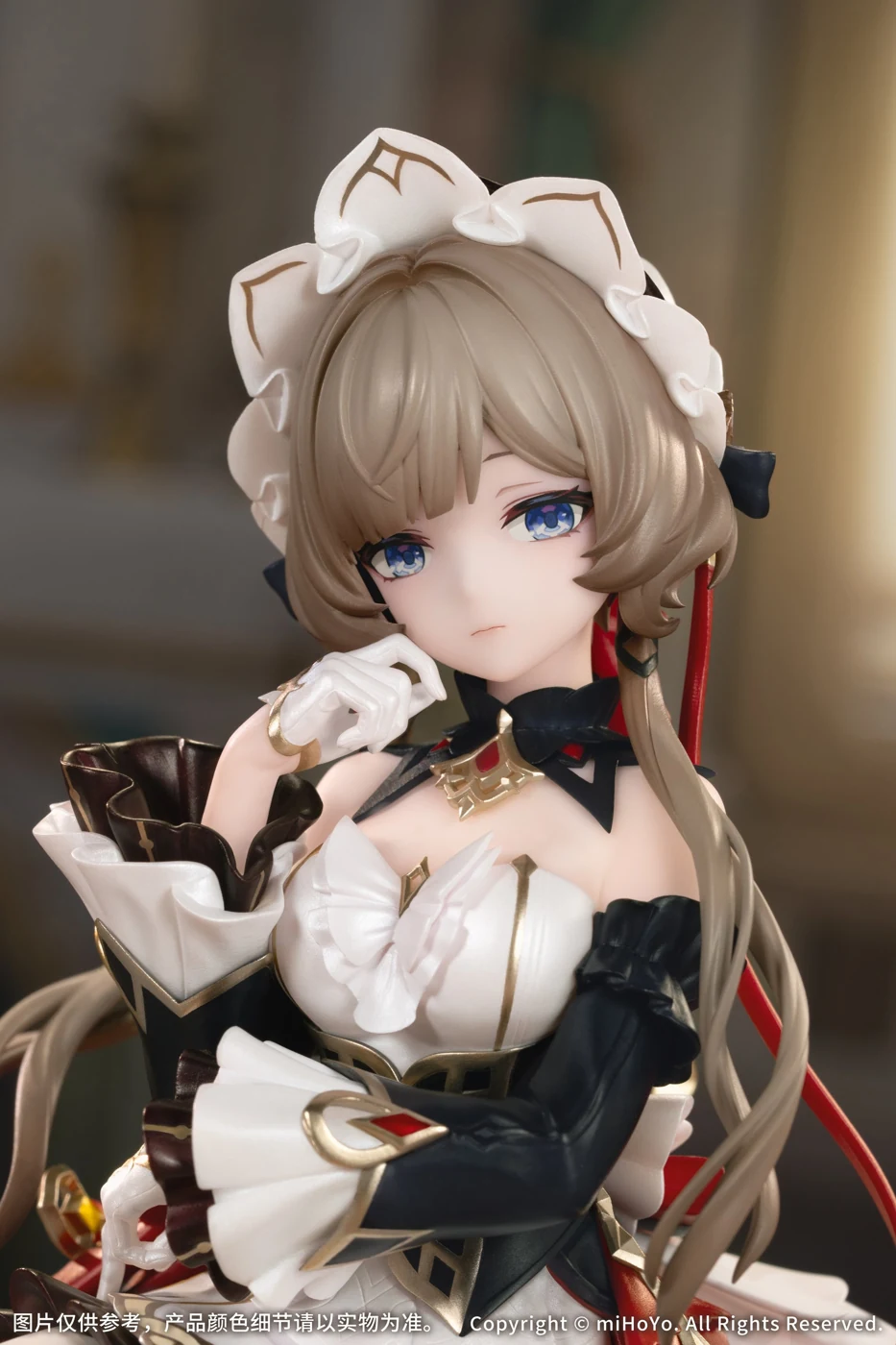 Фигурка Сандроне из Genshin Impact крупным планом: светлые волосы, головной убор с рюшами и платье с оборками