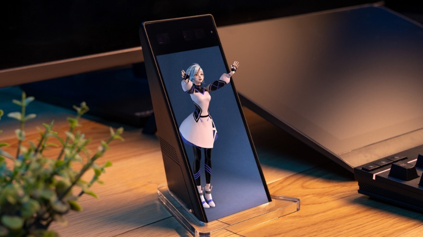 Sony ELF-MN1 на прозрачной подставке показывает цифрового персонажа на рабочем столе
