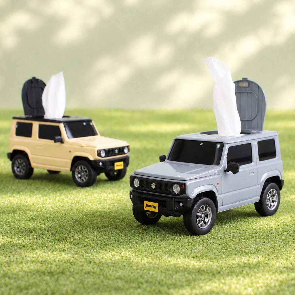 Серый и светло-бежевый боксы в форме Suzuki Jimny с открытыми крышками и белыми салфетками на траве