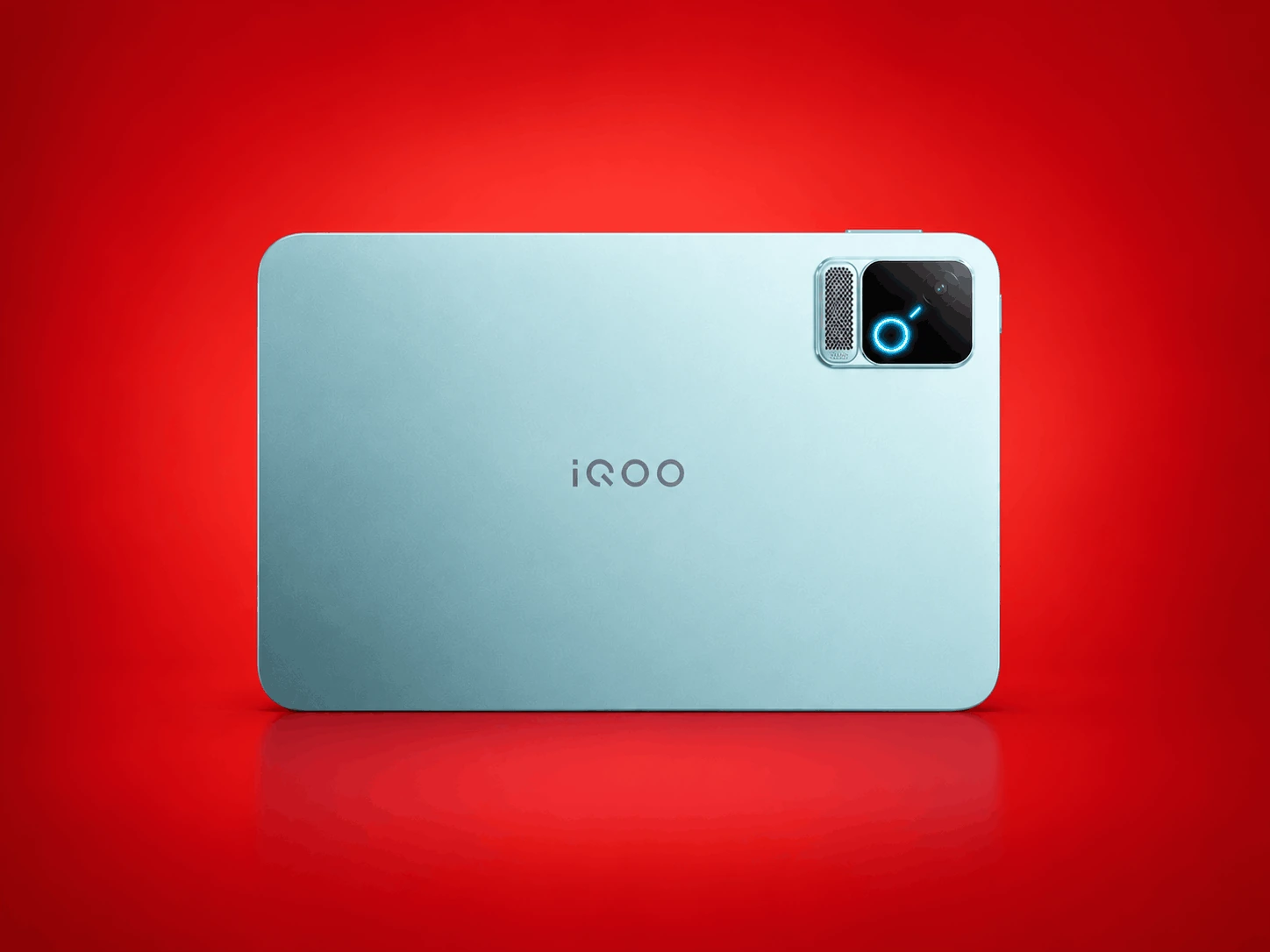 Голубой игровой планшет iQOO Pad Pro с тыльной стороны на красном фоне
