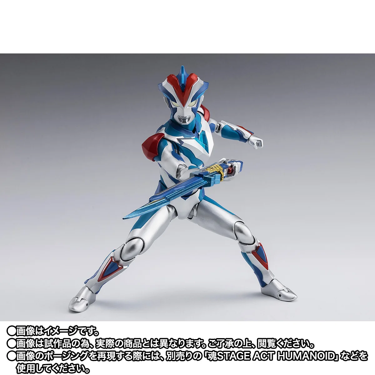 Сине-серебристая фигурка Ultraman Victory Knight с красными вставками держит меч в боевой позе