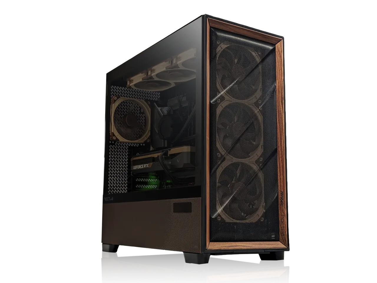 Игровой ПК в чёрном корпусе Antec с деревянной рамкой спереди, прозрачной боковиной и коричневыми вентиляторами Noctua