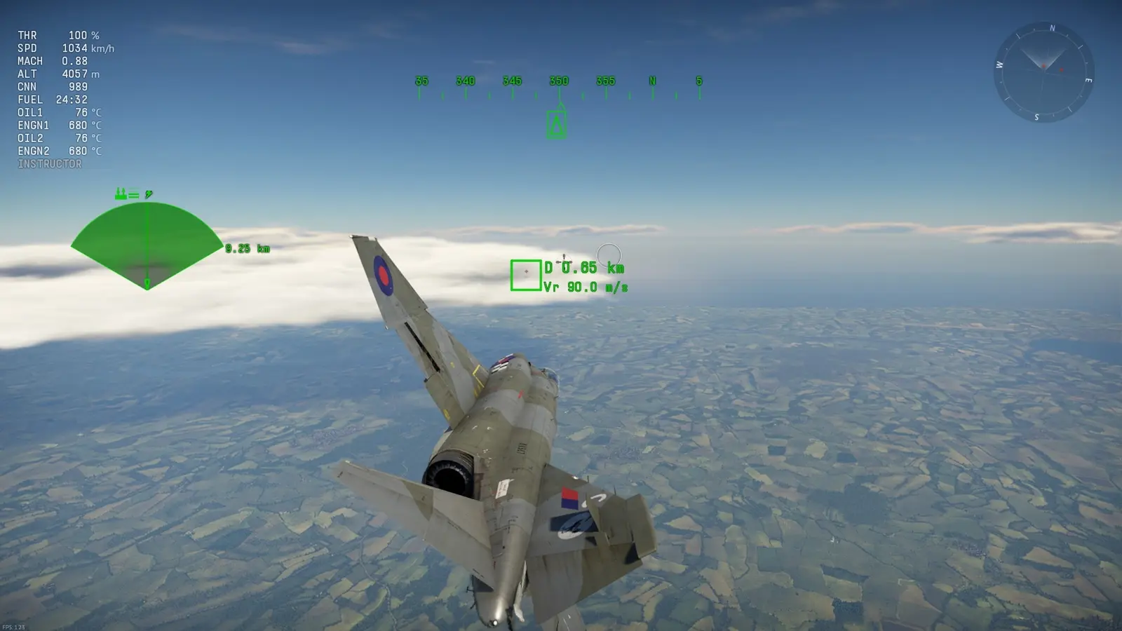 Самолёт в полёте с игровым интерфейсом War Thunder