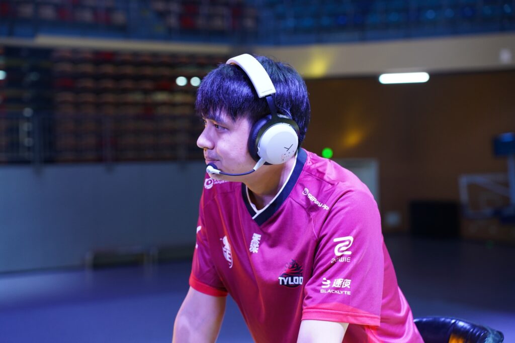 zhokiNg в розовой форме TYLOO и белой игровой гарнитуре